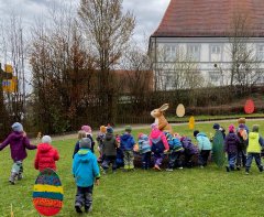 Kindergartenkinder besuchen unseren Osterhasen