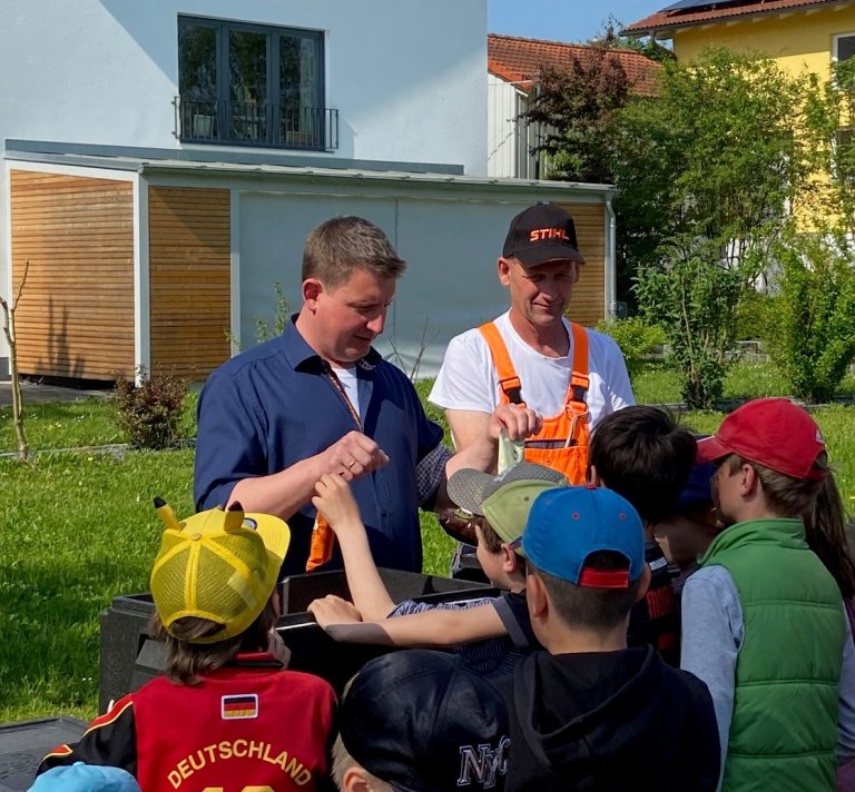 Bürgermeister Berti spendiert ein Eis Bürgermeister Berti spendiert ein Eis