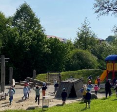 Neues Spielgerät in der Botzau den Kindern übergeben