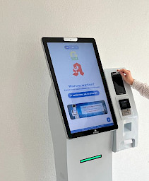 Interaktiver Touchscreen und Kartenlesegerät zur Nutzeranmeldung.